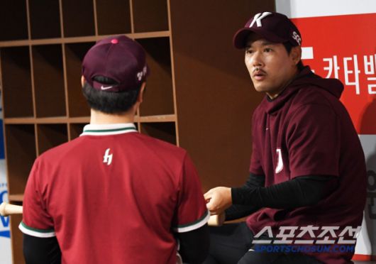 박주홍에게 조언하는 이용규 플레잉코치. 김영록 기자