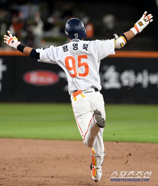 30일 대전한화생명볼파크에서 열린 LG와 한화의 경기, 7회말 1사 2루 한화 황영묵이 역전 2점홈런을 치고 있다. 대전=허상욱 기자wook@sportschosun.com/2025.04.30/