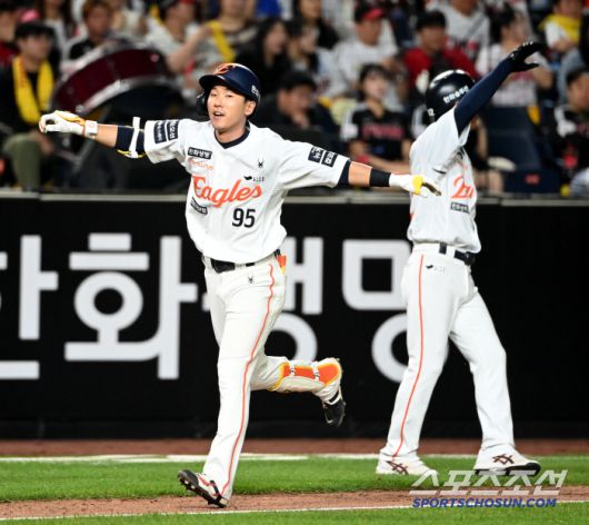 30일 대전한화생명볼파크에서 열린 LG와 한화의 경기, 7회말 1사 2루 한화 황영묵이 역전 2점홈런을 치고 기쁨을 나누고 있다. 대전=허상욱 기자wook@sportschosun.com/2025.04.30/