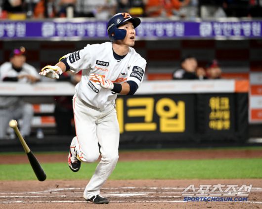30일 대전한화생명볼파크에서 열린 LG와 한화의 경기, 7회말 1사 2루 한화 황영묵이 역전 2점홈런을 치고 있다. 대전=허상욱 기자wook@sportschosun.com/2025.04.30/