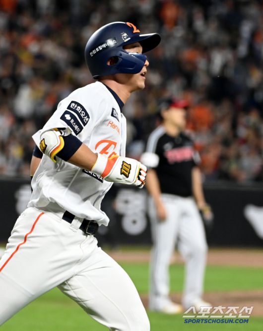 30일 대전한화생명볼파크에서 열린 LG와 한화의 경기, 7회말 1사 2루 한화 황영묵이 역전 2점홈런을 치고 타구를 바라보며 1루로 향하고 있다. 대전=허상욱 기자wook@sportschosun.com/2025.04.30/