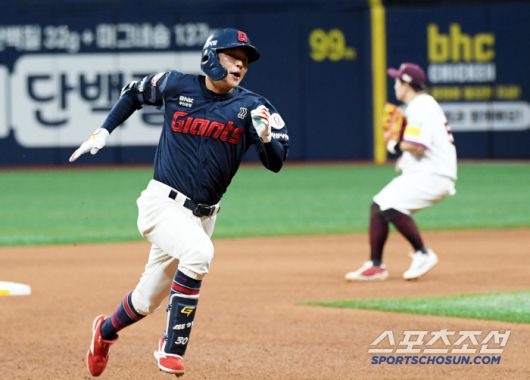 30일 서울 고척스카이돔에서 열린 키움 히어로즈와 롯데 자이언츠의 경기. 롯데 이호준이 3루를 향해 달리고 있다. 고척=박재만 기자 pjm@sportschosun.com/2025.04.30/