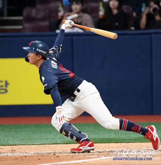 30일 서울 고척스카이돔에서 열린 키움 히어로즈와 롯데 자이언츠의 경기. 롯데 이호준이 타격을 하고 있다. 고척=박재만 기자 pjm@sportschosun.com/2025.04.30/
