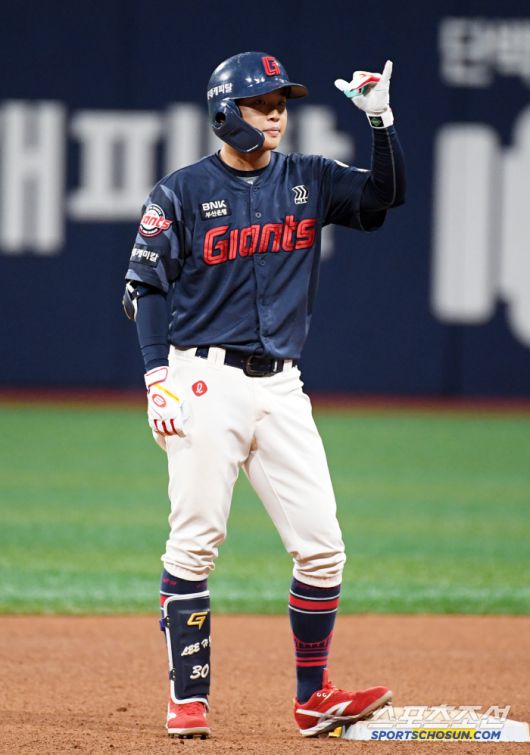 30일 서울 고척스카이돔에서 열린 키움 히어로즈와 롯데 자이언츠의 경기. 롯데 이호준이 환호하고 있다. 고척=박재만 기자 pjm@sportschosun.com/2025.04.30/
