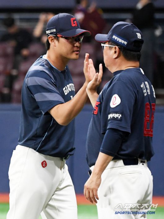 10대9 1점 차 승리를 거둔 롯데 김태형 감독은 승리 투수 박세웅을 반겼다.