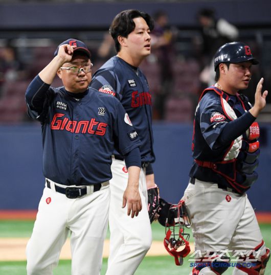 경기 막판 1점 차까지 추격한 키움 타선에 진땀을 흘린 김태형 감독.