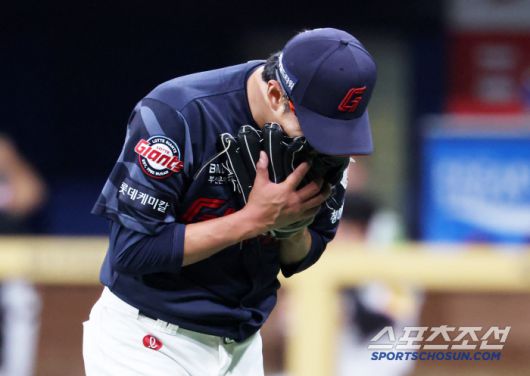 한 이닝이라도 더 던지고 싶었던 박세웅은 자신에게 화가난 듯 글러브에 얼굴을 박고 포효했다.