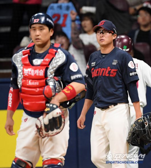 안경 에이스 박세웅은 위기는 있었지만 무너지지 않고 5회까지 마운드를 책임졌다.