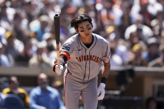 이정후가 4회초 우익수 플라이를 친 뒤 아쉬운 표정으로 배트를 놓으며 1루로 나가고 있다. AP연합뉴스