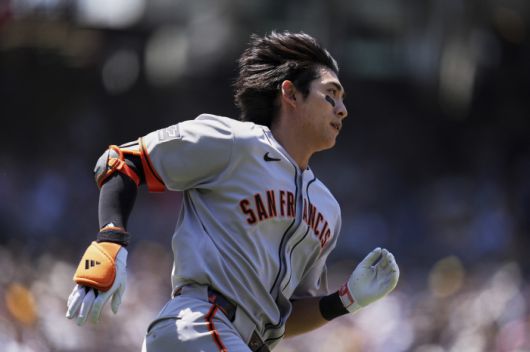 4회 우익수 플라이를 치고 헬멧이 벗겨진 채 달려나가고 있는 이정후. AP연합뉴스