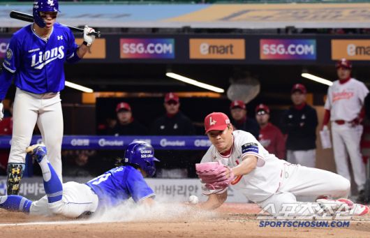 29일 인천 SSG랜더스필드에서 열린 KBO리그 SSG와 삼성의 경기. 8회초 무사 만루. 폭투 때 득점에 성공하고 있는 삼성 김성윤. 인천=송정헌 기자songs@sportschosun.com/2025.04.29/