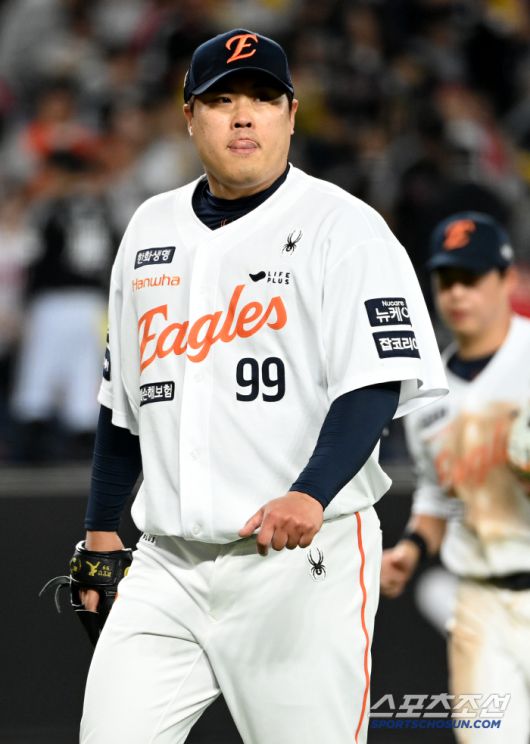 30일 대전한화생명볼파크에서 열린 LG와 한화의 경기, 4회초 투구를 무실점으로 마친 한화 류현진이 더그아웃으로 향하고 있다. 대전=허상욱 기자wook@sportschosun.comm/2025.04.30/