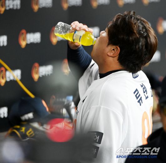 30일 대전한화생명볼파크에서 열린 LG와 한화의 경기, 5회초 한화 류현진이 LG 박동원에 동점 솔로홈런을 내주며 이닝을 마친 후 아쉬워하며 음료를 마시고 있다. 대전=허상욱 기자wook@sportschosun.com/2025.04.30/