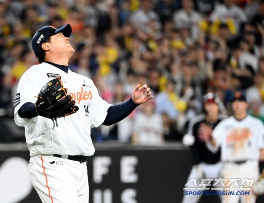 30일 대전한화생명볼파크에서 열린 LG와 한화의 경기, 7회초 1사 만루 한화 류현진이 LG 박해민의 타구를 잡아 홈 포스아웃을 잡아낸 뒤 글러브에 한번에 포구하지 못한 점을 아쉬워하고 있다. 대전=허상욱 기자wook@sportschosun.com/2025.04.30/