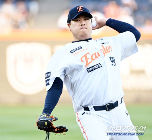 30일 대전한화생명볼파크에서 열린 LG와 한화의 경기, 한화 선발투수 류현진이 역투하고 있다. 대전=허상욱 기자wook@sportschosun.comm/2025.04.30/