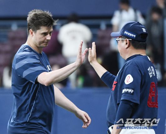 1일 서울 고척스카이돔에서 열린 롯데-키움전. 5대0으로 승리하며 3연승을 달린 롯데 김태형 감독이 승리투수 데이비슨과 하이파이브하고 있다. 고척=정재근 기자 cjg@sportschosun.com/2025.5.1/