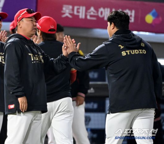 8일 부산 사직야구장에서 열린 KIA와 롯데의 경기, KIA가 5대4로 승리했다. 이범호 감독과 조상우가 승리의 기쁨을 나누고 있다. 부산=허상욱 기자wook@sportschosun.com/2025.04.08/