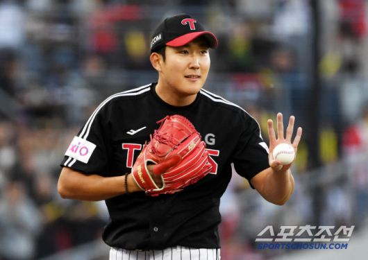 25일 광주 기아챔피언스필드에서 열린 KIA 타이거즈와 LG 트윈스의 경기. 1회말 1사 1루 KIA 위즈덤에게 사구를 허용한 LG 손주영이 미안하다는 제스처를 취하고 있다. 광주=박재만 기자 pjm@sportschosun.com/2025.04.25/