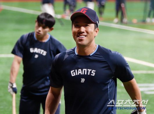 1일 서울 고척스카이돔에서 열린 롯데-키움전. 전준우가 관중석의 야구 관계자를 보며 활짝 웃고 있다. 고척=정재근 기자 cjg@sportschosun.com/2025.5.1/