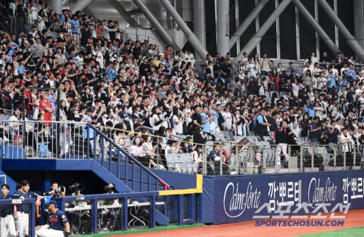 1일 서울 고척스카이돔에서 열린 롯데-키움전. 만원 관중 속에 롯데 팬들이 열띤 응원전을 펼치고 있다. 고척=정재근 기자 cjg@sportschosun.com/2025.5.1/