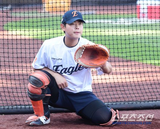 25일 대전 한화생명볼파크에서 열리는 한화와 KT의 경기. 수비 훈련을 하고 있는 한화 허인서 포수. 대전=송정헌 기자songs@sportschosun.com/2025.04.25/