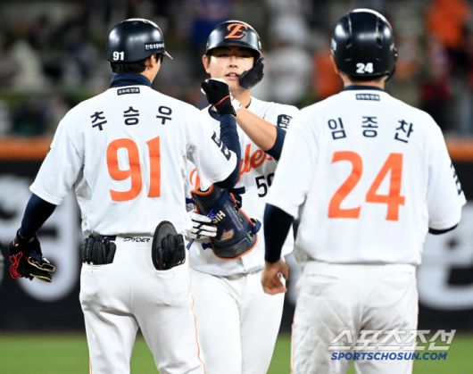 30일 대전한화생명볼파크에서 열린 LG와 한화의 경기, 8회말 2사 3루 한화 허인서가 1타점 2루타를 치고 대주자 임종찬과 교체되고 있다. 대전=허상욱 기자wook@sportschosun.com/2025.04.30/