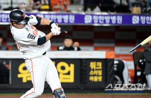 30일 대전한화생명볼파크에서 열린 LG와 한화의 경기, 8회말 한화 허인서가 타구를 날리다 배트가 부러지고 있다. 대전=허상욱 기자wook@sportschosun.com/2025.04.30/