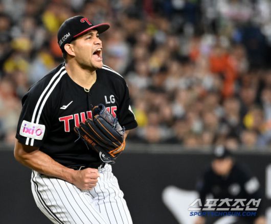 30일 대전한화생명볼파크에서 열린 LG와 한화의 경기, 6회말 2사 1루 LG 치리노스가 한화 채은성을 스트라이크 아웃 낫아웃으로 잡아내며 환호하고 있다. 대전=허상욱 기자wook@sportschosun.com/2025.04.30/