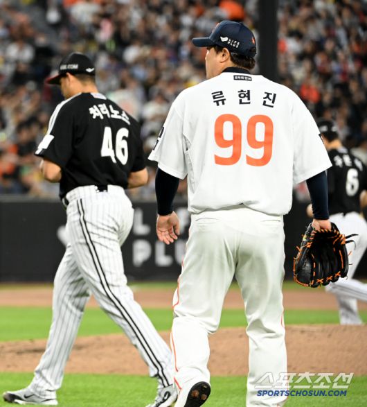 30일 대전한화생명볼파크에서 열린 LG와 한화의 경기, 3회말 투구를 마친 LG 치리노스와 4회초 투구를 위해 마운드에 오르는 한화 류현진이 엇갈리고 있다. 대전=허상욱 기자wook@sportschosun.comm/2025.04.30/