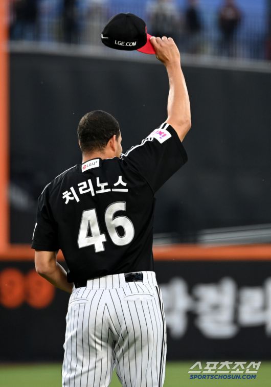 30일 대전한화생명볼파크에서 열린 LG와 한화의 경기, 2회말 무사 1루 LG 치리노스가 한화 채은성의 홈런성 타구를 잡아내 중견수 박해민을 향해 환호하고 있다. 대전=허상욱 기자wook@sportschosun.comm/2025.04.30/