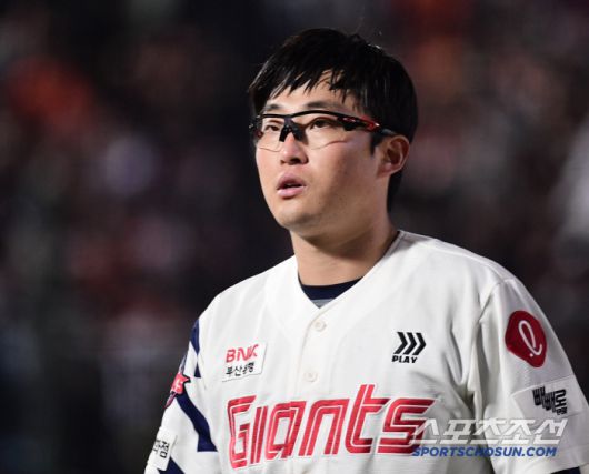 24일 부산 사직야구장에서 열린 롯데와 한화의 경기. 6회 투구를 마치고 마운드를 내려오는 롯데 선발 박세웅. 부산=송정헌 기자songs@sportschosun.com/2025.04.24/