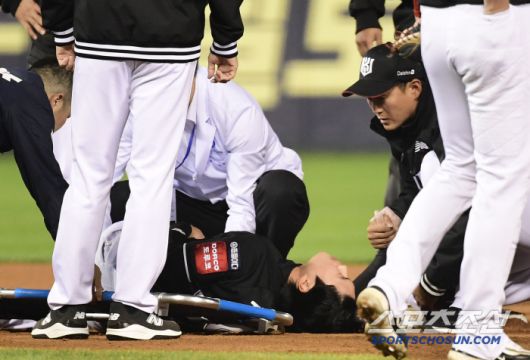 5월 1일 잠실구장에서 열린 KBO리그 두산과 KT의 경기. 6회말 두산 조수행 2루 도루 때 2루 수비에 나선 장준원이 부상을 당했다. 앰뷸런스에 실려가는 장준원. 잠실=송정헌 기자songs@sportschosun.com/2025.05.01/
