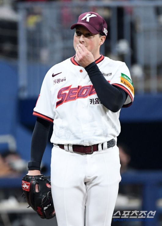 9일 서울 고척스카이돔에서 열린 키움 히어로즈와 LG 트윈스의 경기. 키움 로젠버그가 퍼펙트가 깨지자 아쉬워하고 있다. 고척=박재만 기자 pjm@sportschosun.com/2025.04.09/