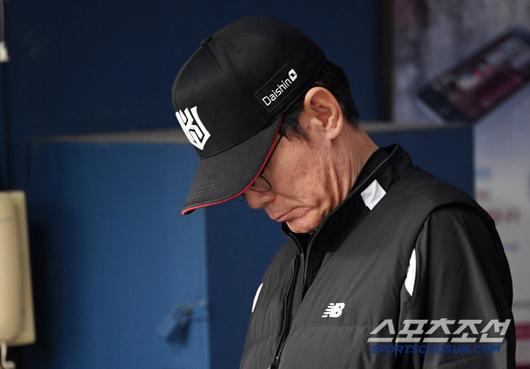 29일 잠실구장에서 열린 두산 베어스와 KT 위즈의 경기. 이강철 감독이 생각에 잠겨 있다. 잠실=박재만 기자 pjm@sportschosun.com/2025.04.29/