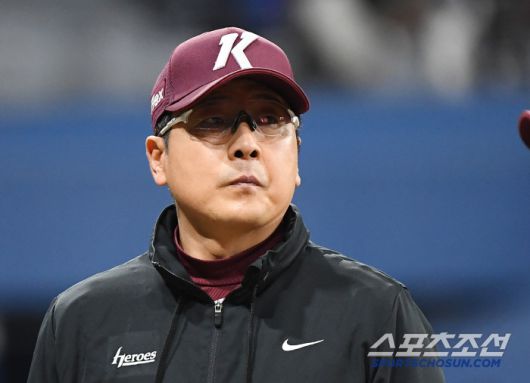 22일 서울 고척스카이돔에서 열린 두산-키움전. 키움이 5대4 진땀승을 거뒀다. 홍원기 감독이 팬들에게 인사하고 있다. 고척=정재근 기자 cjg@sportschosun.com/2025.4.22/