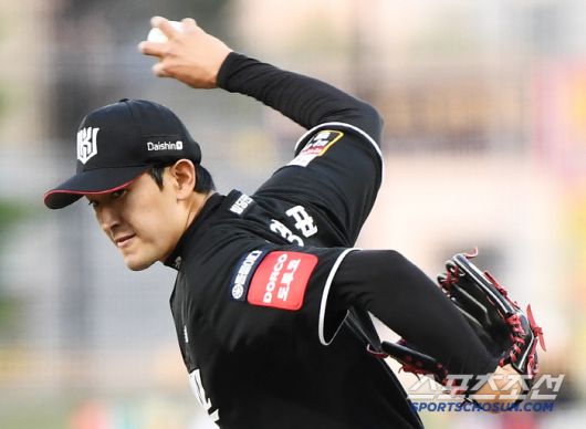 15일 광주 기아 챔피언스필드에서 열린 KT-KIA전. 선발투수 KT 고영표가 투구하고 있다. 광주=정재근 기자 cjg@sportschosun.com/2025.4.15/