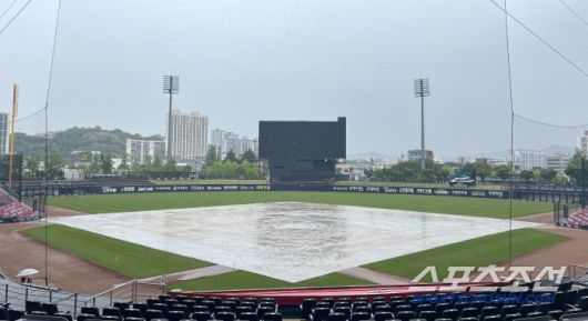 3일 광주KIA챔피언스필드에서 한화와 KIA의 경기가 예정된 가운데 그라운드에 비가 내려 방수포가 설치되어 있다. 광주=허상욱 기자wook@sportschosun.com/2025.05.03/