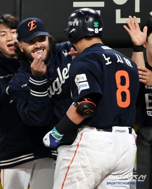 2일 광주KIA챔피언스필드에서 열린 한화와 KIA의 경기, 연장 11회초 한화 노시환이 솔로홈런을 치고 기쁨을 나누고 있다. 광주=허상욱 기자wook@sportschosun.com/2025.05.02/