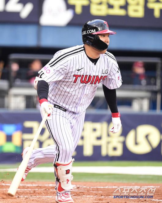 3일 잠실구장에서 열린 KBO리그 LG와 SSG의 경기. 3회 SSG 김광현 상대 2타점 2루타 날린 LG 문보경. 잠실=송정헌 기자songs@sportschosun.com/2025.05.03/