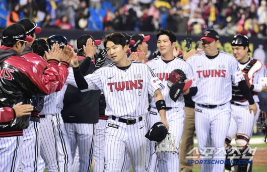 3일 잠실구장에서 열린 KBO리그 LG와 SSG의 경기. LG가 SSG에 승리하며 5연패에서 탈출했다. 경기 종료 후 하이파이브를 나누고 있는 LG 선수들. 잠실=송정헌 기자songs@sportschosun.com/2025.05.03/