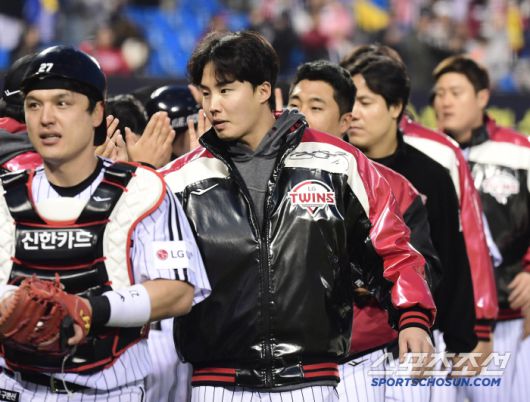 3일 잠실구장에서 열린 KBO리그 LG와 SSG의 경기. LG가 SSG에 승리하며 5연패에서 탈출했다. 경기 종료 후 하이파이브를 나누고 있는 LG 임찬규. 잠실=송정헌 기자songs@sportschosun.com/2025.05.03/