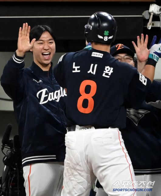 2일 광주KIA챔피언스필드에서 열린 한화와 KIA의 경기, 연장 11회초 한화 노시환이 솔로홈런을 치고 기쁨을 나누고 있다. 광주=허상욱 기자wook@sportschosun.com/2025.05.02/