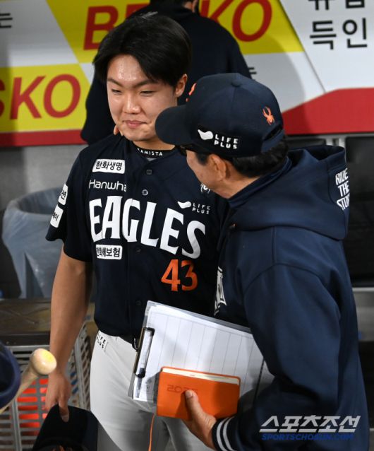 2일 광주KIA챔피언스필드에서 열린 한화와 KIA의 경기, 한화가 연장 승부 끝 3대2로 승리하며 5연승을 달렸다. 데뷔 첫 승을 거둔 정우주가 양상문 코치의 축라를 받고 있다. 광주=허상욱 기자wook@sportschosun.com/2025.05.02/