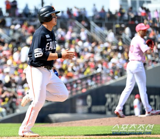 4일 광주KIA챔피언스필드에서 열린 한화와 KIA의 경기, 4회초 한화 문현빈이 KIA 네일의 투구를 몸에 맞은 후 고통을 이겨낸 후 1루로 달려나가고 있다. 광주=허상욱 기자wook@sportschosun.com/2025.05.04/