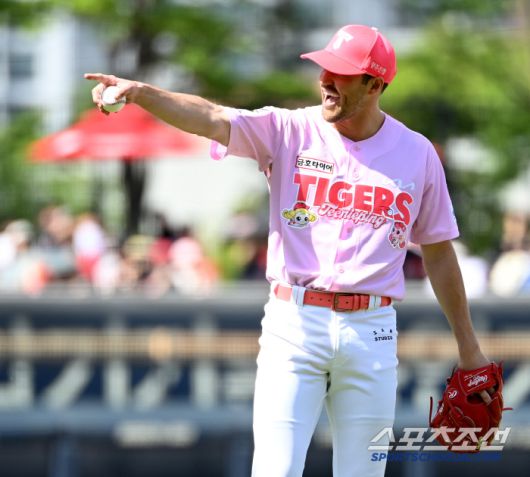 4일 광주KIA챔피언스필드에서 열린 한화와 KIA의 경기, 4회초 1사 1루 KIA 네일이 한화 노시환 타석때 포수 김태군이 1루주자 문현빈을 견제사로 잡아내자 환호하고 있다. 광주=허상욱 기자wook@sportschosun.com/2025.05.04/