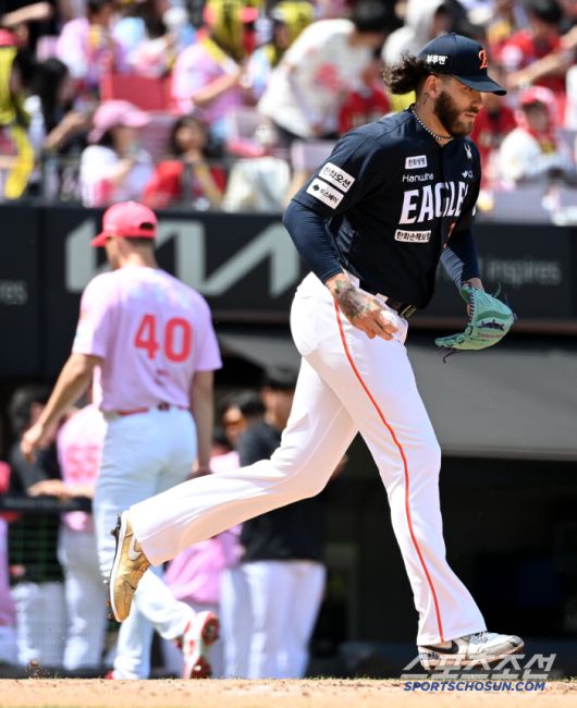 4일 광주KIA챔피언스필드에서 열린 한화와 KIA의 경기, 2회초 투구를 마친 KIA 네일이 더그아웃으로 향하는 사이 한화 폰세가 2회말 투구를 위해 마운드에 오르고 있다. 광주=허상욱 기자wook@sportschosun.com/2025.05.04/