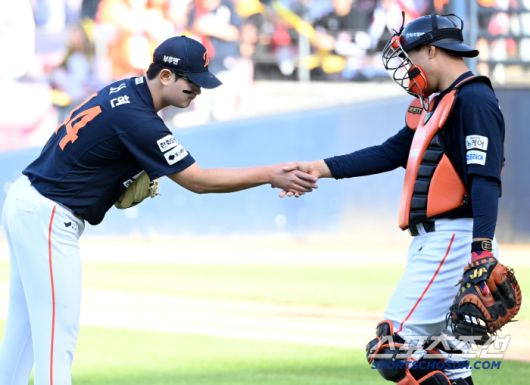 4일 광주KIA챔피언스필드에서 열린 한화와 KIA의 경기, 한화가 3대1로 승리하며 6연승을 달렸다. 승리의 기쁨을 나누는 김서현 이재원 배터리의 모습.광주=허상욱 기자wook@sportschosun.com/2025.05.04/