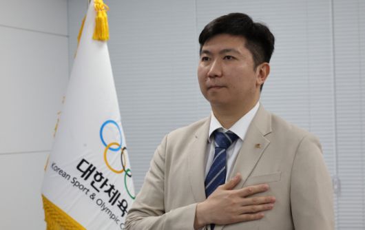 국기에 경례하는 유승민 대한체육회장<저작권자(c) 연합뉴스, 무단 전재-재배포, AI 학습 및 활용 금지>