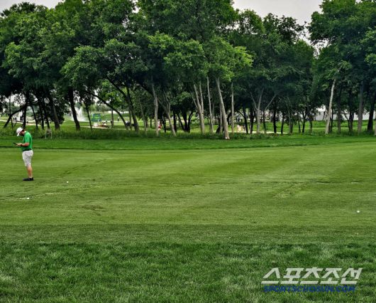 오른쪽 1개 공이 셰플러의 것. 뒤에 나란히 있는 공이 김시우와 스피스의 공. 사진=김용 기자