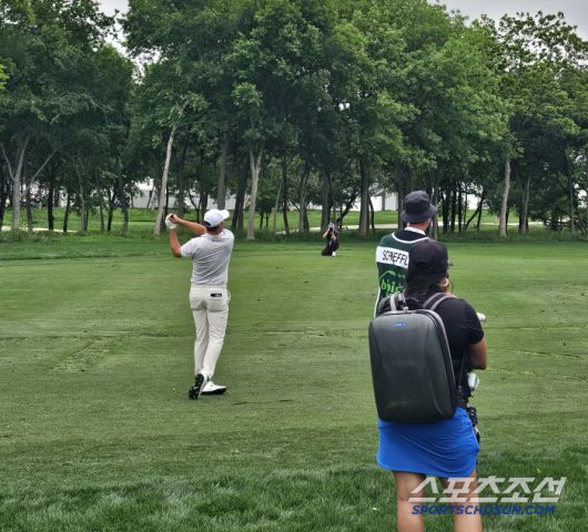 드라이버든, 아이언이든 셰플러 특유의 저 피니시 동작은 언제든 변함이 없다. 사진=김용 기자